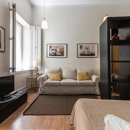 Well-located With Smart Space Apartament